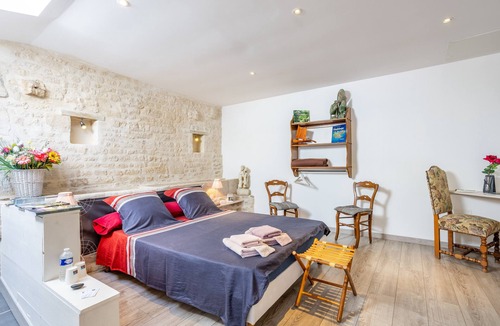 Saint-Martin-de-Fraigneau Bed & Breakfast | Guest Room "Chez Jacques - Océanide" with Private Terrace, Wi-Fi and Air Conditioning