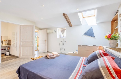 Saint-Martin-de-Fraigneau Bed & Breakfast | Guest Room "Chez Jacques - Océanide" with Private Terrace, Wi-Fi and Air Conditioning