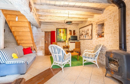 Saint-Martin-de-Fraigneau Bed & Breakfast | Guest Room 'Chez Jacques - Zen' with Private Terrace, Wi-Fi and Air Conditioning