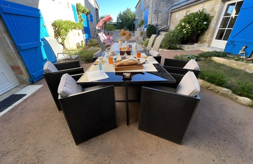 Saint-Martin-de-Fraigneau Bed & Breakfast | Guest Room 'Chez Jacques - Zen' with Private Terrace, Wi-Fi and Air Conditioning