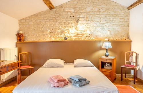 Saint-Martin-de-Fraigneau Bed & Breakfast | Guest Room 'The Suite One or Two Bedrooms' with Shared Terrace, Shared Garden and Wi-Fi