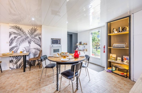 Saint-Michel-Mont-Mercure Bed & Breakfast | Guest Room 'Chambre Camélia' with Shared Garden and Wi-Fi