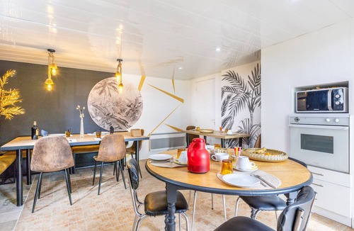 Saint-Michel-Mont-Mercure Bed & Breakfast | Guest Room 'Chambre Camélia' with Shared Garden and Wi-Fi