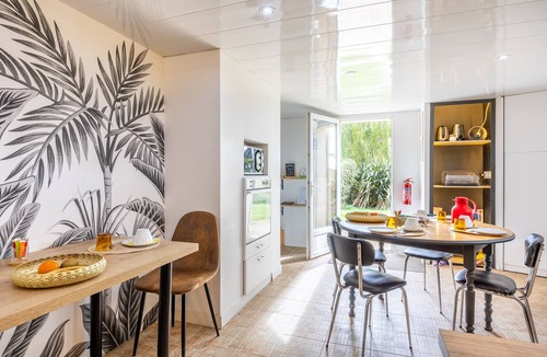 Saint-Michel-Mont-Mercure Bed & Breakfast | Guest Room 'Chambre Camélia' with Shared Garden and Wi-Fi