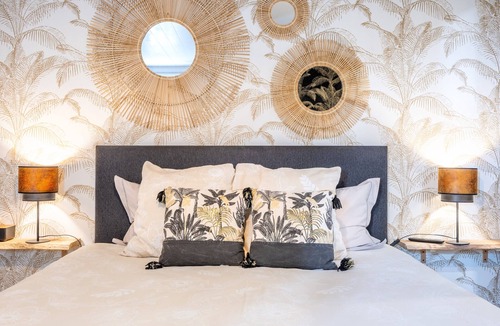 Saint-Michel-Mont-Mercure Bed & Breakfast | Guest Room 'Chambre Camélia' with Shared Garden and Wi-Fi