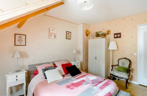 Saint-Remy-les-Chevreuse Bed & Breakfast | Guest Room “Chambre H” with Shared Terrace, Shared Garden, and Wi-Fi