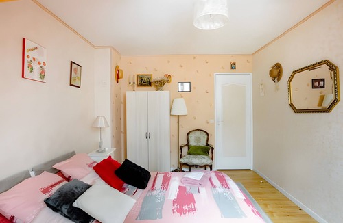 Saint-Remy-les-Chevreuse Bed & Breakfast | Guest Room “Chambre H” with Shared Terrace, Shared Garden, and Wi-Fi