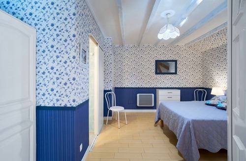 Saint-Sulpice-de-Roumagnac Bed & Breakfast | Guest Rooms 'Le Pré Fleuri 5' with Shared Pool, Communal Terrace and Wi-Fi