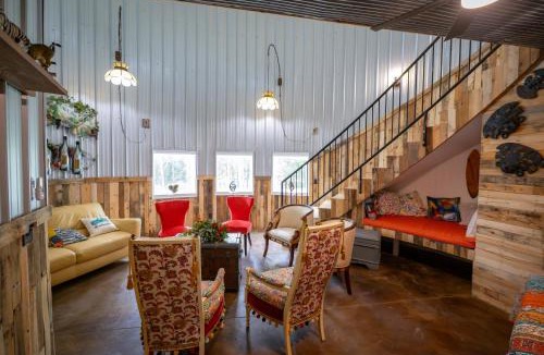Mount Sterling Bed & Breakfast | Guest Grain Bin Foghorn Leghorn sleeps 8