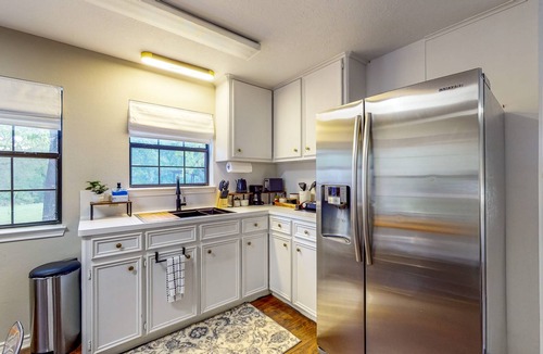 Bellville Cabin | Guest Home on 14 Acres - Vineyards, Pond & Trails - Newly Updated Kitchenette