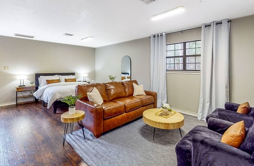 Bellville Cabin | Guest home on 14 acres - vineyards, pond & trails - newly updated kitchenette