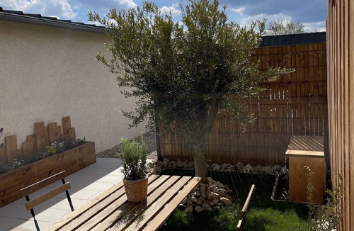 Courcelles-sur-Seine Apartment | Guest Housse with a terrace