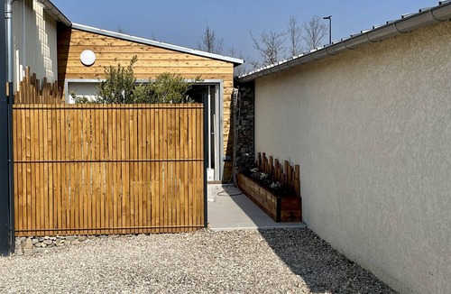 Courcelles-sur-Seine Apartment | Guest Housse with a terrace