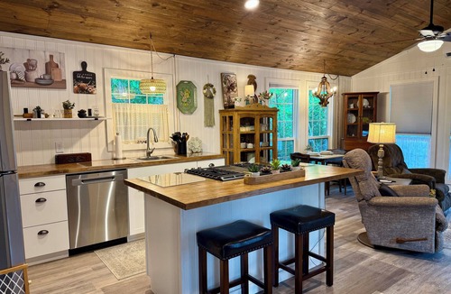 Grand Saline Cottage | Guest house 10 min from Canton. Full kitchen. Spa. Fire pit. High Speed WiFi.