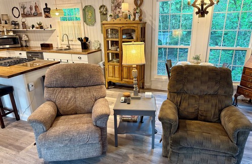 Grand Saline Cottage | Guest house 10 min from Canton. Full kitchen. Spa. Fire pit. High Speed WiFi.