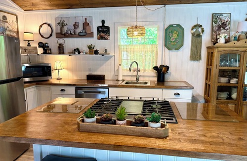 Grand Saline Cottage | Guest house 10 min from Canton. Full kitchen. Spa. Fire pit. High Speed WiFi.