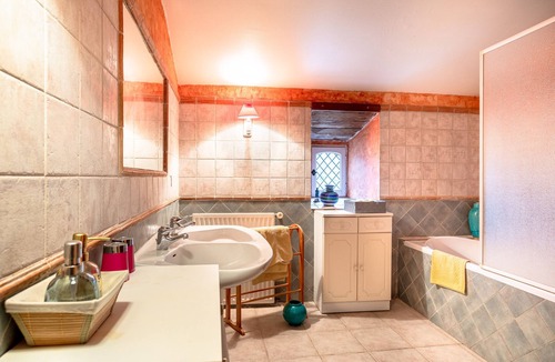 Landevieille Bed & Breakfast | Guest House 'Chambre Est' with Shared Garden and Wi-Fi