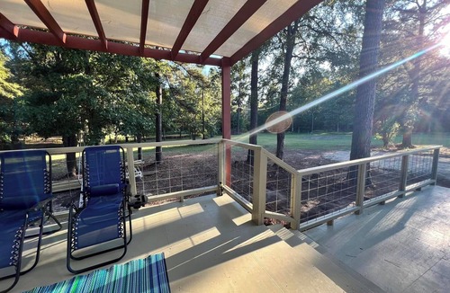 Kennard Cabin | GUEST HOUSE "GROOVY" PRIVATE HOT TUB ON DECK, WIFI, ROKU.