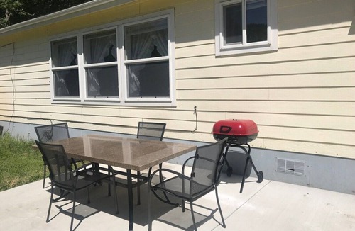 Crawfordsville Cottage | Guest House on the Ranch