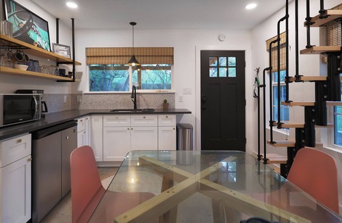 West Oak Hill Cottage | Guest House On Wooded Acre