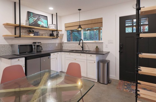 West Oak Hill Cottage | Guest House On Wooded Acre