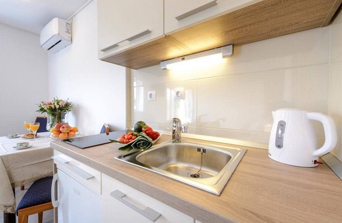 Molunat House | Guest House Rooms Rose
