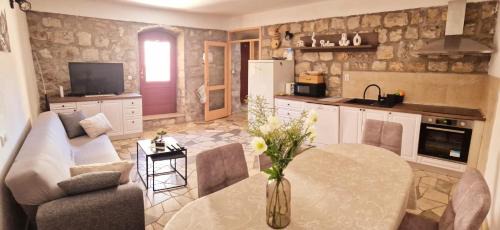 Hodilje House | Guest House Roses