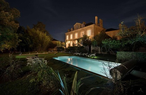 Fontenay-le-Comte Bed & Breakfast | Guest House 'Suite Oiseau Du Paradis' with Shared Pool, Wi-Fi and Air Conditioning