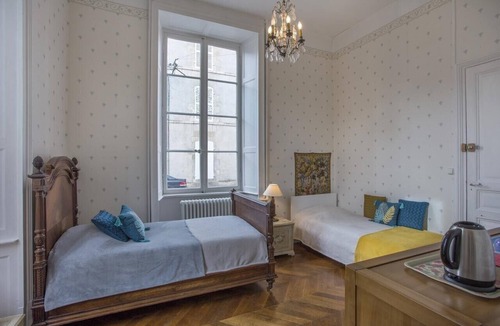 Fontenay-le-Comte Bed & Breakfast | Guest House 'Suite Belle Epoque' with Shared Pool, Shared Garden and Wi-Fi