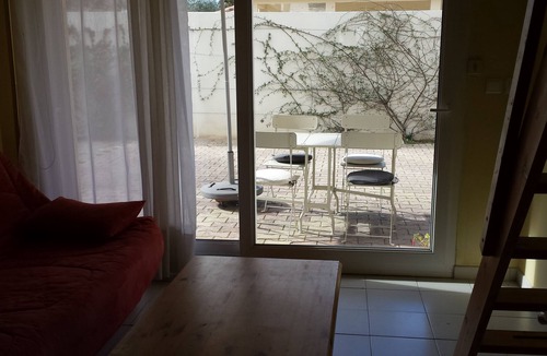 Cournonterral Apartment | Guest-House: Studio with mezzanine between Montpellier and Sète, sea and scrubland.