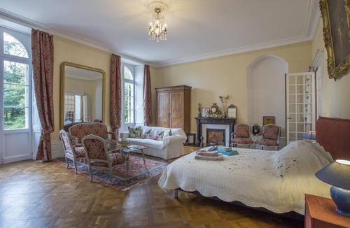 Fontenay-le-Comte Bed & Breakfast | Guest House 'Suite Belle Epoque' with Shared Pool, Shared Garden and Wi-Fi