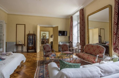 Fontenay-le-Comte Bed & Breakfast | Guest House 'Suite Belle Epoque' with Shared Pool, Shared Garden and Wi-Fi