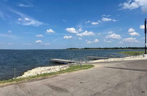 Dodd City House | GUEST HOUSE WITH A LAKE VIEW