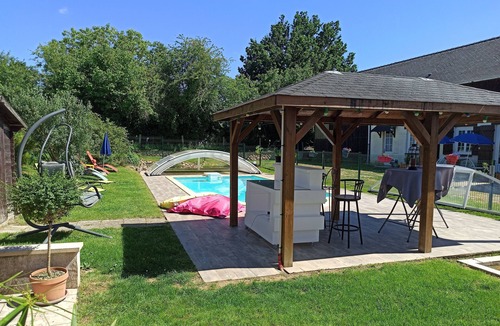 Noyant-Villages House | Guest house with swimming pool