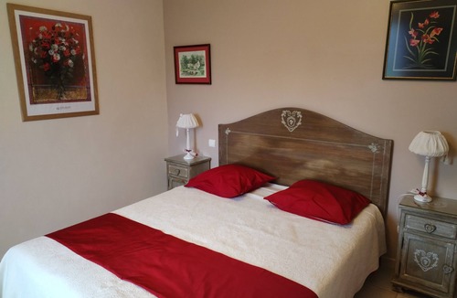 Saint-Hilaire-d'Ozilhan Bed & Breakfast | Guest Room in a Charming Provençal Village with Wi-Fi