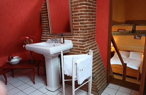 Courtonne-la-Meurdrac Bed & Breakfast | Guest Room 'Chambre - Les Toits' with Shared Terrace, Communal Garden and Wi-Fi