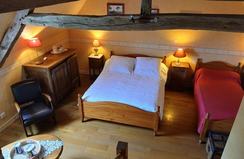 Courtonne-la-Meurdrac Bed & Breakfast | Guest Room 'Chambre - Les Toits' with Shared Terrace, Communal Garden and Wi-Fi