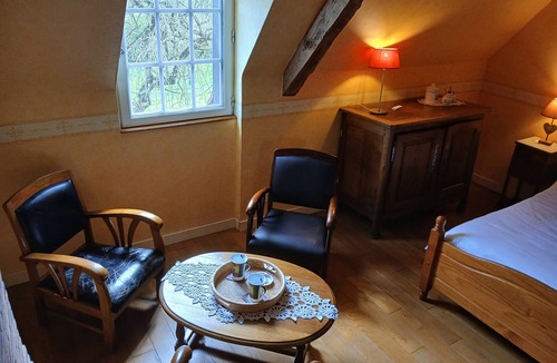 Courtonne-la-Meurdrac Bed & Breakfast | Guest Room 'Chambre - Les Toits' with Shared Terrace, Communal Garden and Wi-Fi