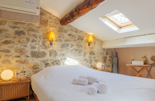 Saint Alban Auriolles Bed & Breakfast | Guest Room "Le Pigeonnier" with Shared Pool, Wi-Fi, and Air Conditioning