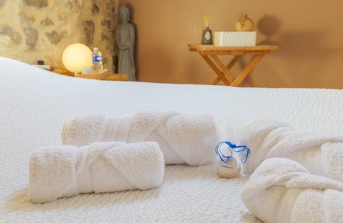 Saint Alban Auriolles Bed & Breakfast | Guest Room "Le Pigeonnier" with Shared Pool, Wi-Fi, and Air Conditioning