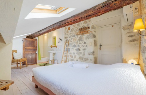Saint Alban Auriolles Bed & Breakfast | Guest Room "Le Pigeonnier" with Shared Pool, Wi-Fi, and Air Conditioning