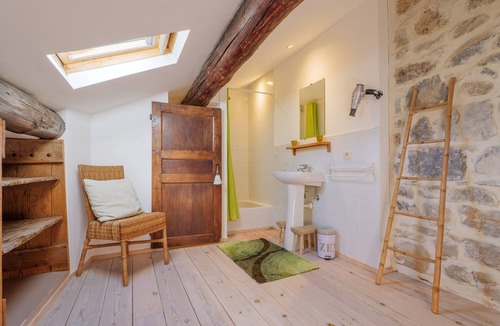 Saint Alban Auriolles Bed & Breakfast | Guest Room "Le Pigeonnier" with Shared Pool, Wi-Fi, and Air Conditioning
