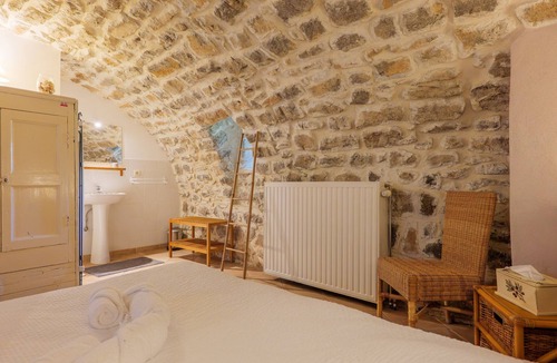 Saint Alban Auriolles Bed & Breakfast | Guest Room “La Voûte” with Shared Pool, Communal Terrace and Wi-Fi