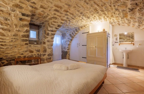 Saint Alban Auriolles Bed & Breakfast | Guest Room “La Voûte” with Shared Pool, Communal Terrace and Wi-Fi