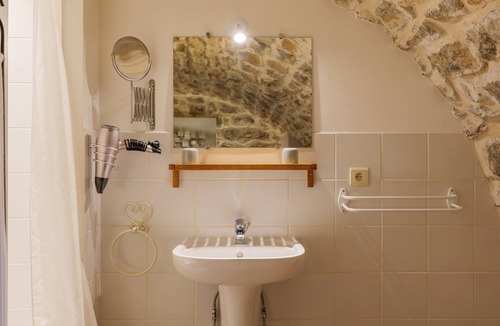 Saint Alban Auriolles Bed & Breakfast | Guest Room “La Voûte” with Shared Pool, Communal Terrace and Wi-Fi