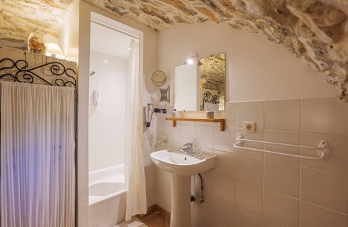 Saint Alban Auriolles Bed & Breakfast | Guest Room “La Voûte” with Shared Pool, Communal Terrace and Wi-Fi