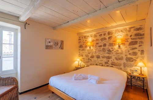 Saint-Alban-sous-Sampzon Bed & Breakfast | Guest Room “La Clède” with Shared Pool, Wi-Fi, and Air Conditioning