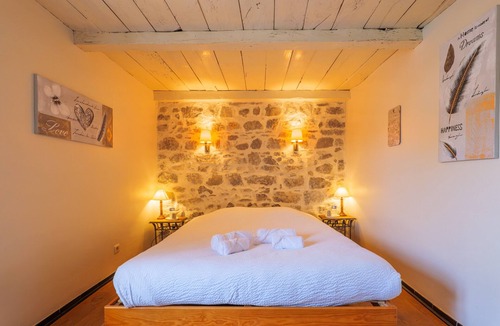 Saint-Alban-sous-Sampzon Bed & Breakfast | Guest Room “La Clède” with Shared Pool, Wi-Fi, and Air Conditioning