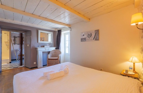 Saint-Alban-sous-Sampzon Bed & Breakfast | Guest Room “La Clède” with Shared Pool, Wi-Fi, and Air Conditioning