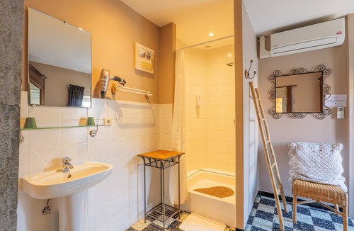 Saint-Alban-sous-Sampzon Bed & Breakfast | Guest Room “La Clède” with Shared Pool, Wi-Fi, and Air Conditioning